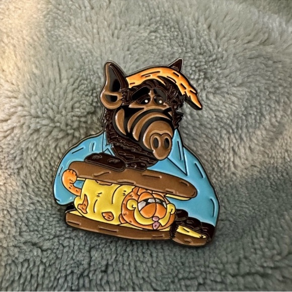 Alf and Garfield Sandwich Enamel Metal Pin, Nostalgia Pin - Picture 2 of 3